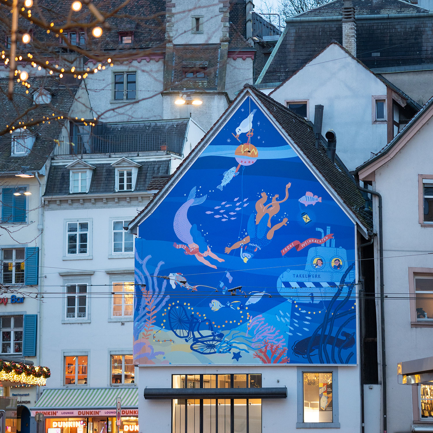 Fassade der Maison Oris am Barfüsserplatz Basel mit Illustration von Takelwerk